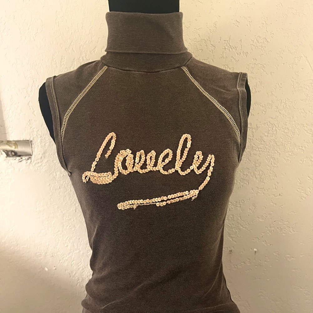 Biscote LOVELY appliqué tank top.